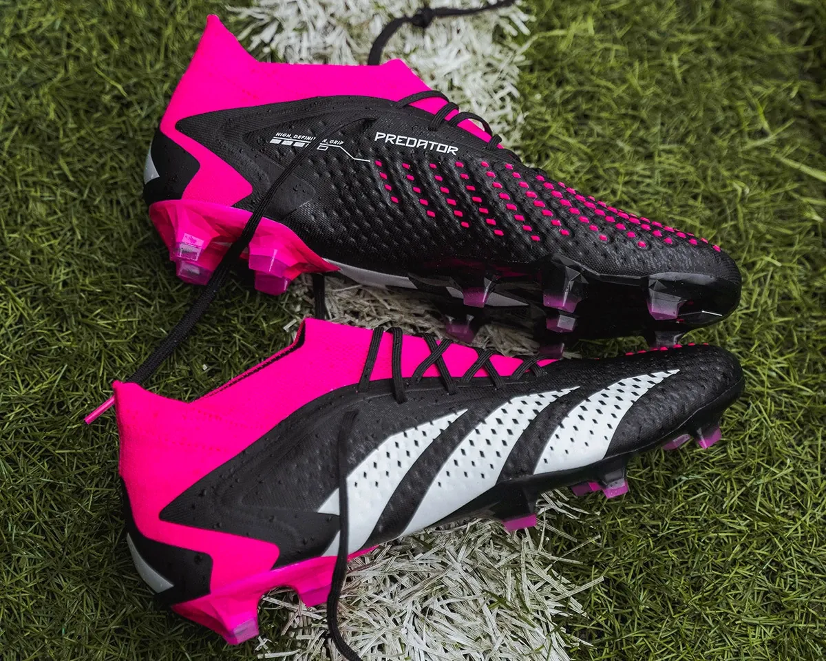 post card post-adidas-predator-vs-nike-phantom-gx-predator-lateral.webp