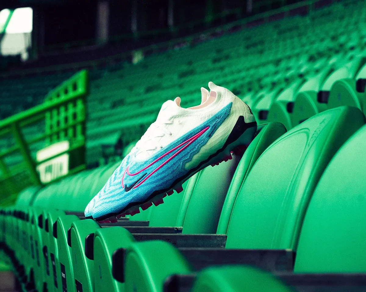 post card post-adidas-predator-vs-nike-phantom-gx-pahntom.webp