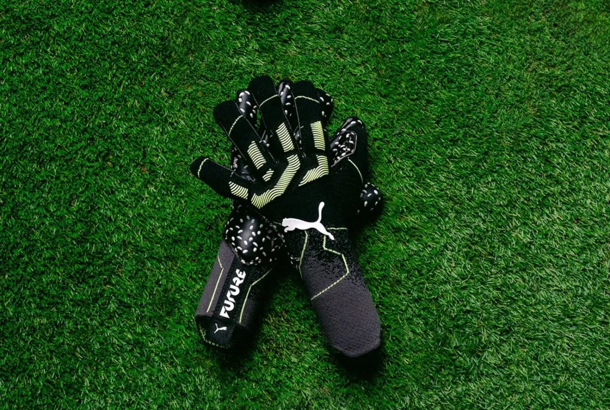 post card guante_puma_future.webp