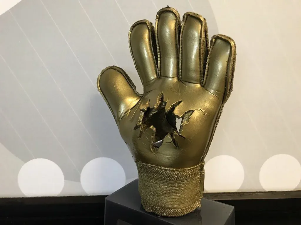 Can goalkeeper gloves be repaired?