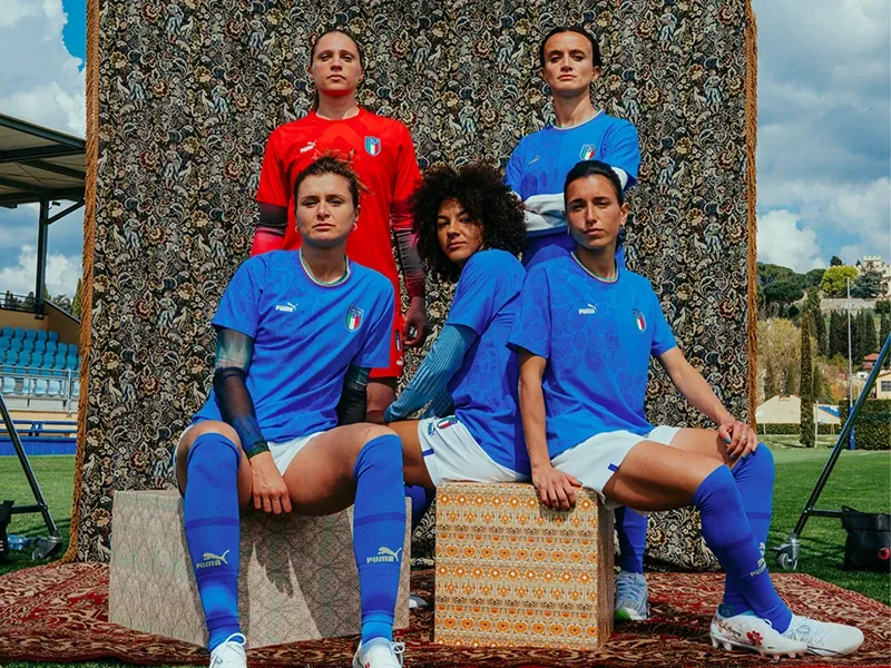 Cristiana Girelli and the new jersey for the Euro 2022!