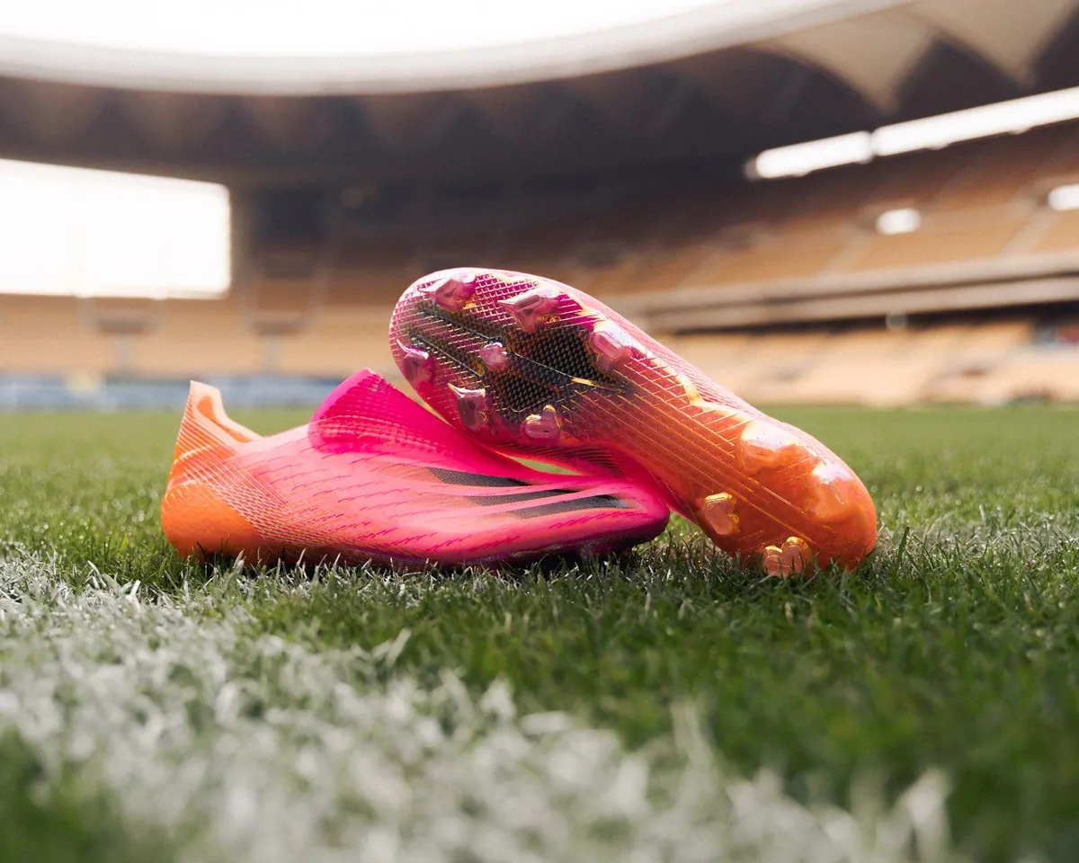 post card post-suelas-de-boptas-de-fútbol-X-ghosted.webp