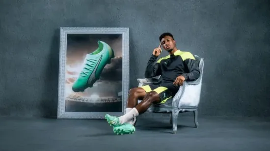 post card post-hay-vida-mas-alla-de-adidas-y-nike-ultra.webp