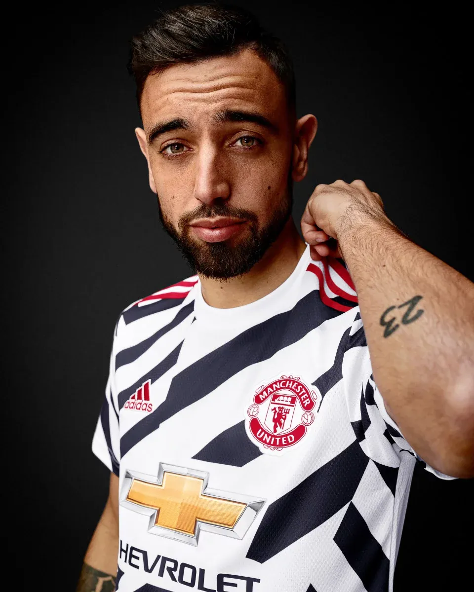 post card FERNANDES WEARS UNITED THIRD JERSEY.webp