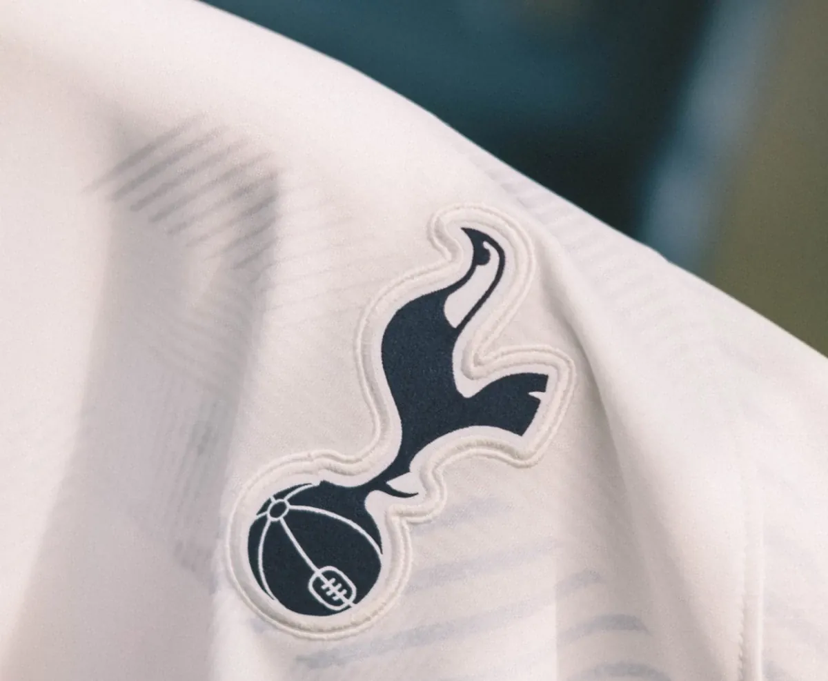 post card post-nueva-camiseta-tottenham-escudo-en-tamano-grandejpeg5.webp