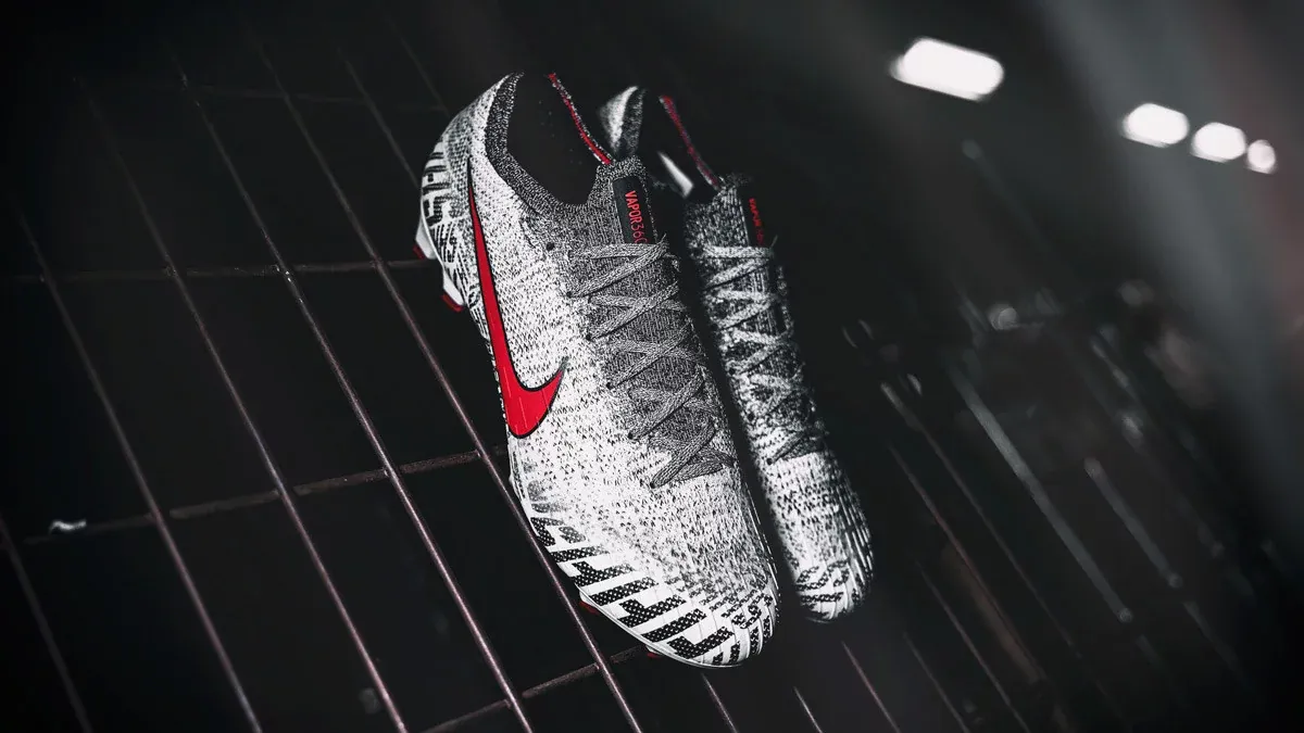 Silence in the room. Nike Mercurial Vapor XII NJR Silencio