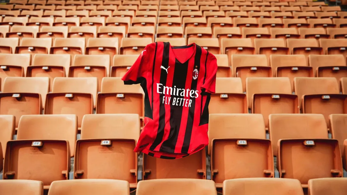post card Loja online Fútbol Emotion Portugal - Blogs de futebol - Nova camisola principal AC Milan 2021-22_ Move Like Milan - 1.webp
