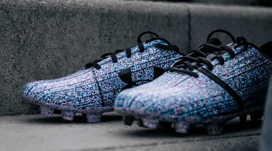 Memphis Depay Wears Custom “Block Out The Noise” Boots